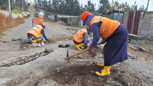  GADP PICAIHUA Y LA MUNICIPALIDAD DE AMBATO TRABAJAN EN EL MANTENIMIENTO DE LA VÍA LUCIO SÉNECA